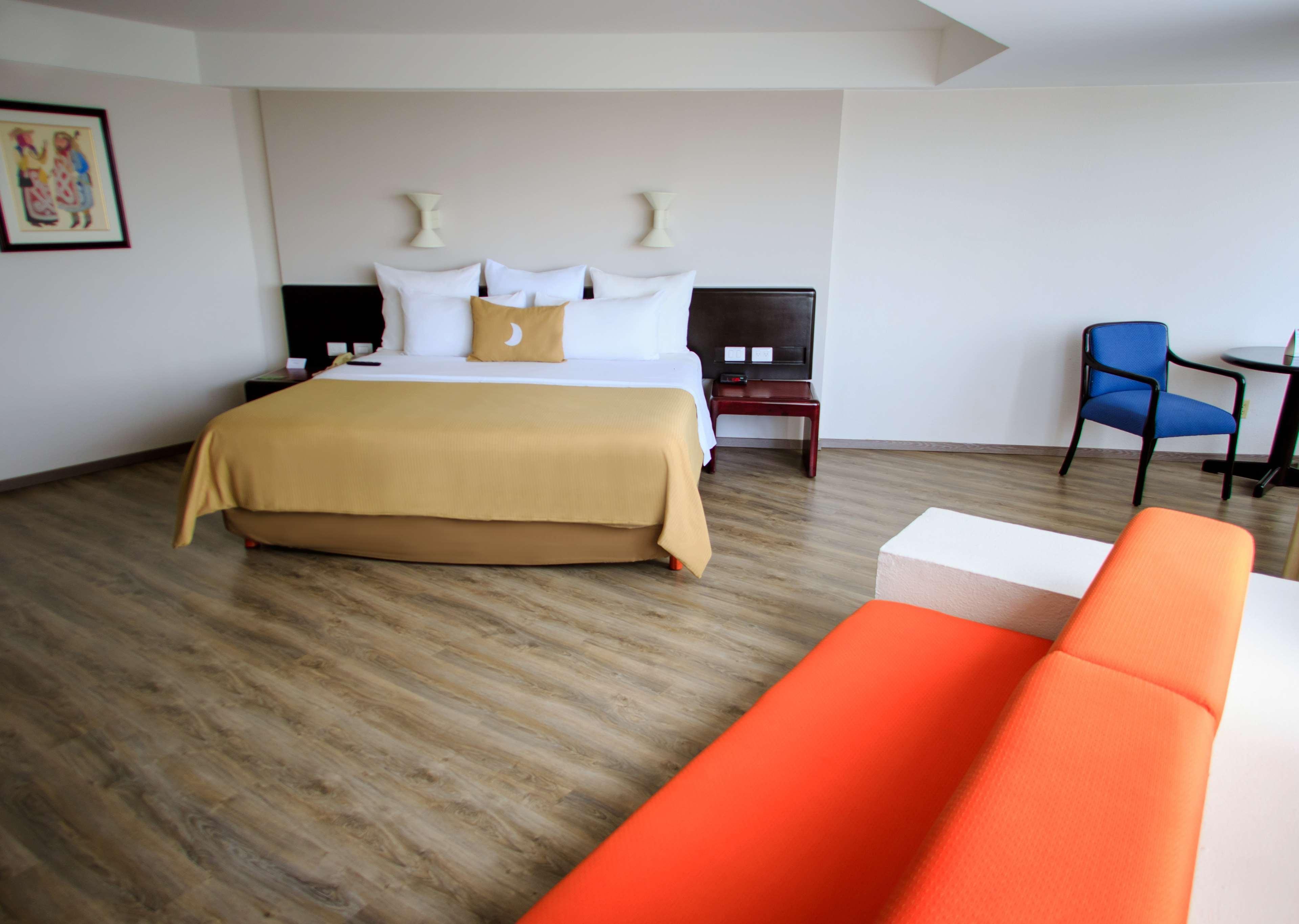 Grand Cantalagua Hotel Morelia, BW Signature Collection Bagian luar foto A room at the hotel