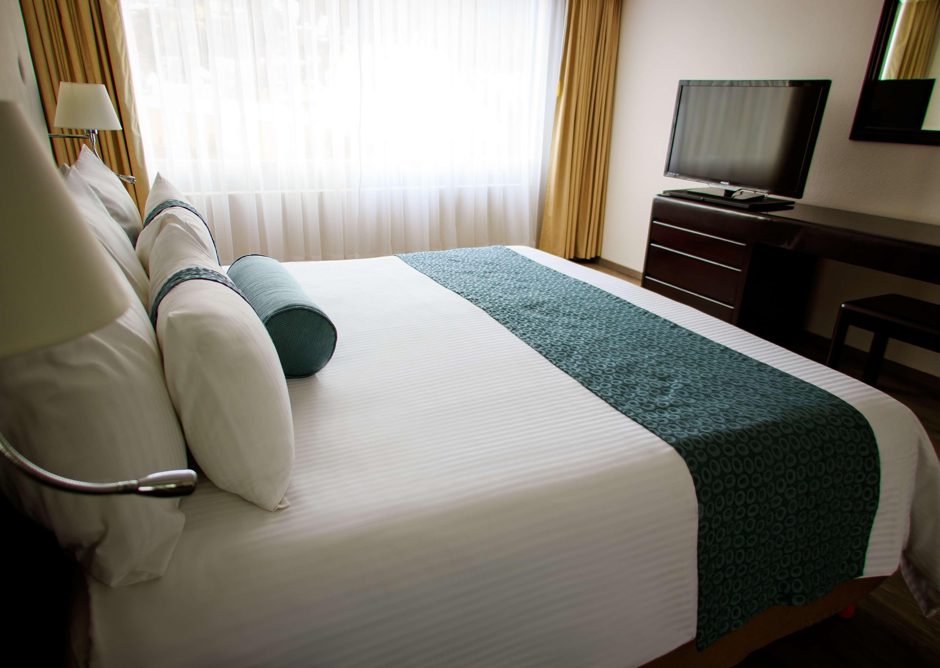 Grand Cantalagua Hotel Morelia, BW Signature Collection Bagian luar foto A bed runner