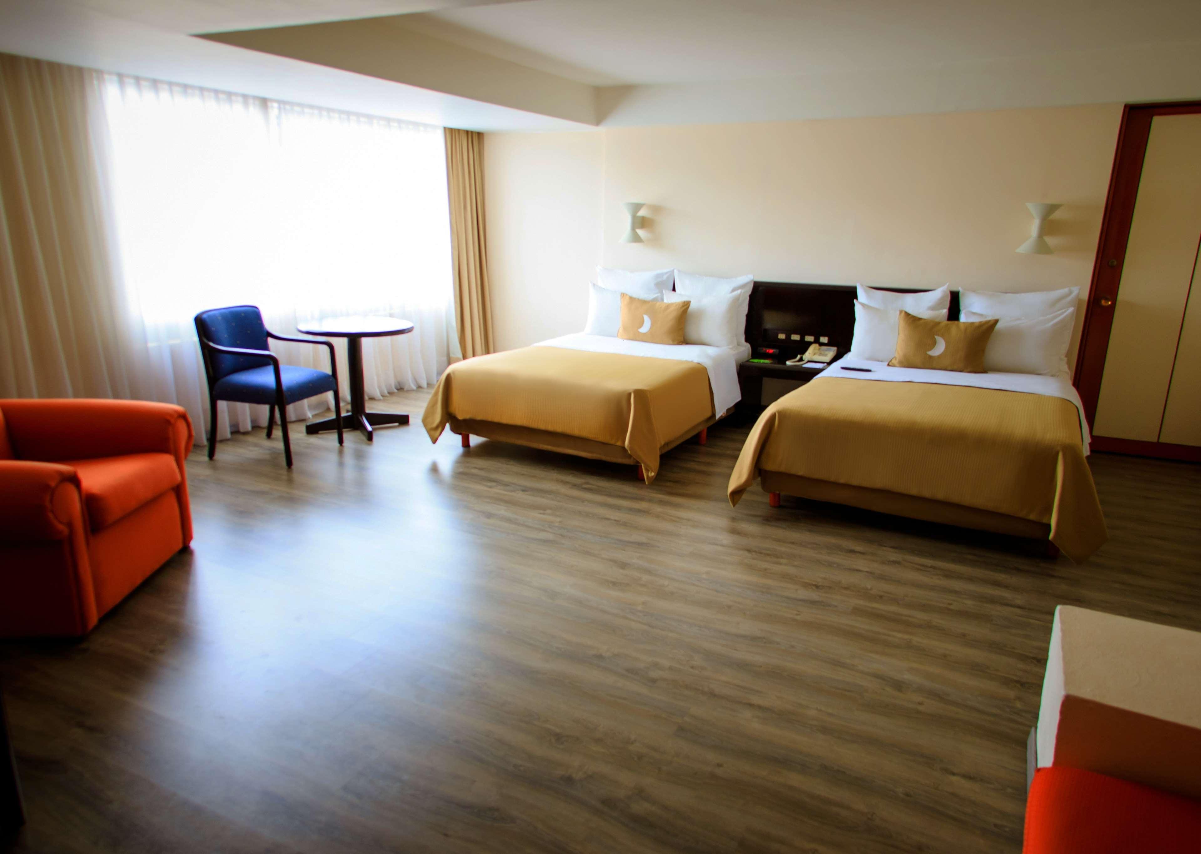 Grand Cantalagua Hotel Morelia, BW Signature Collection Bagian luar foto A room at the hotel