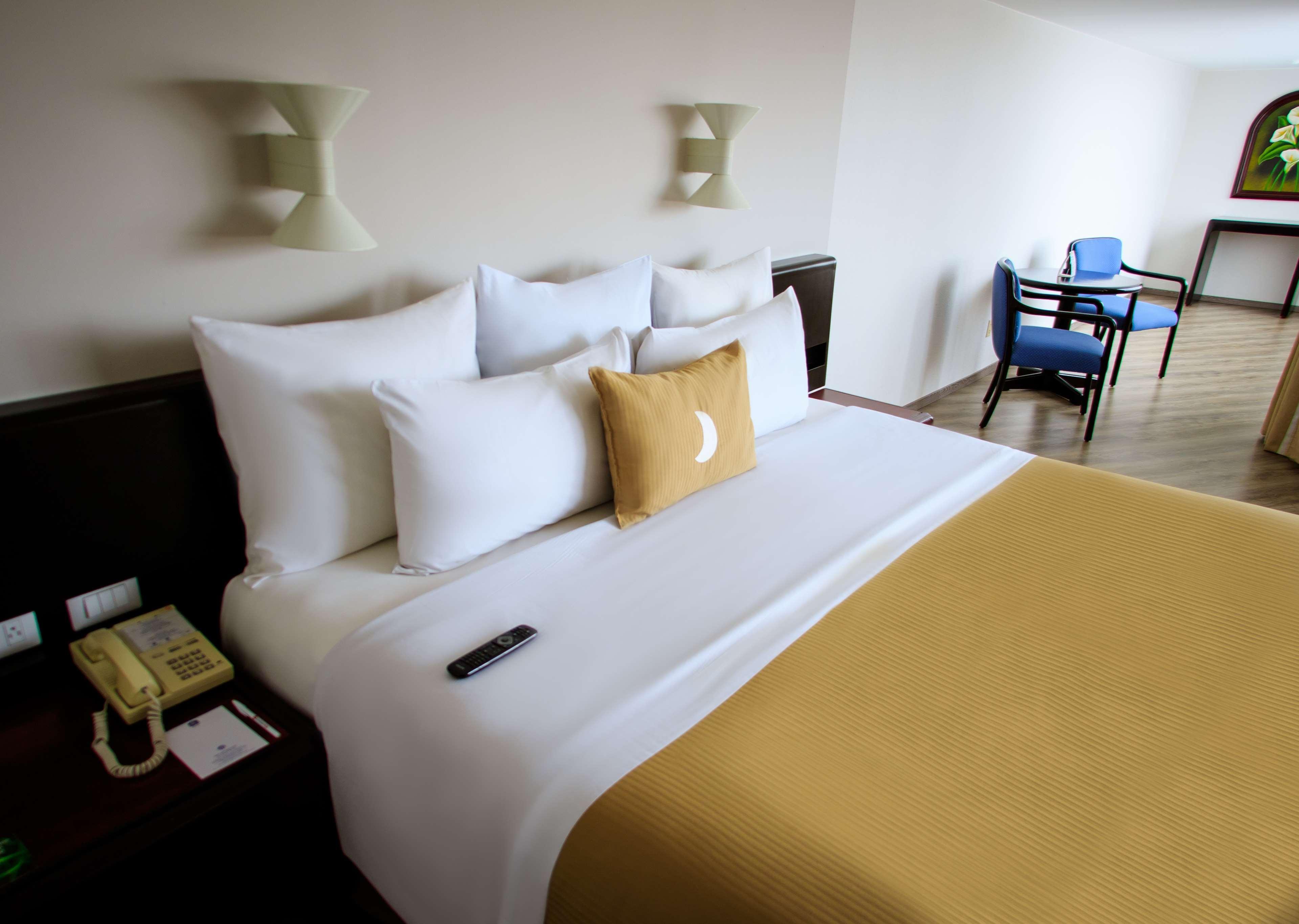 Grand Cantalagua Hotel Morelia, BW Signature Collection Bagian luar foto A room at the hotel