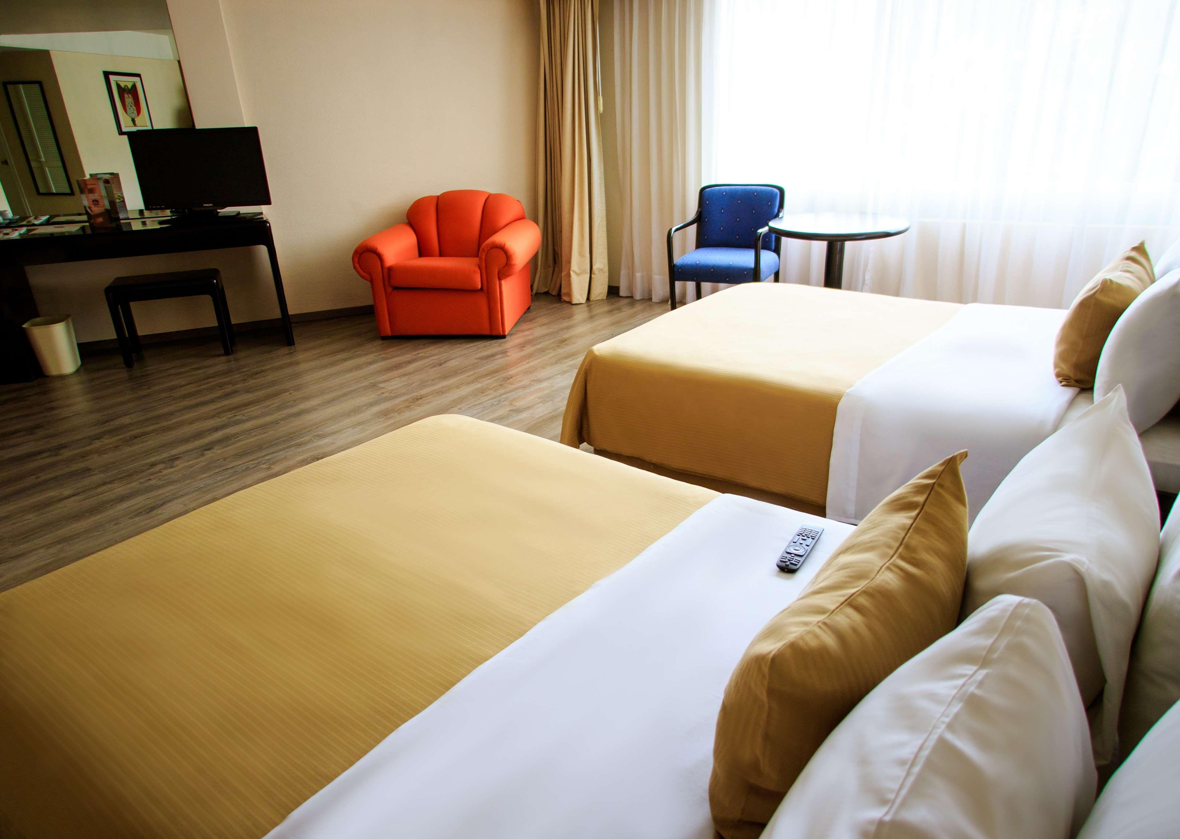 Grand Cantalagua Hotel Morelia, BW Signature Collection Bagian luar foto A room at the hotel
