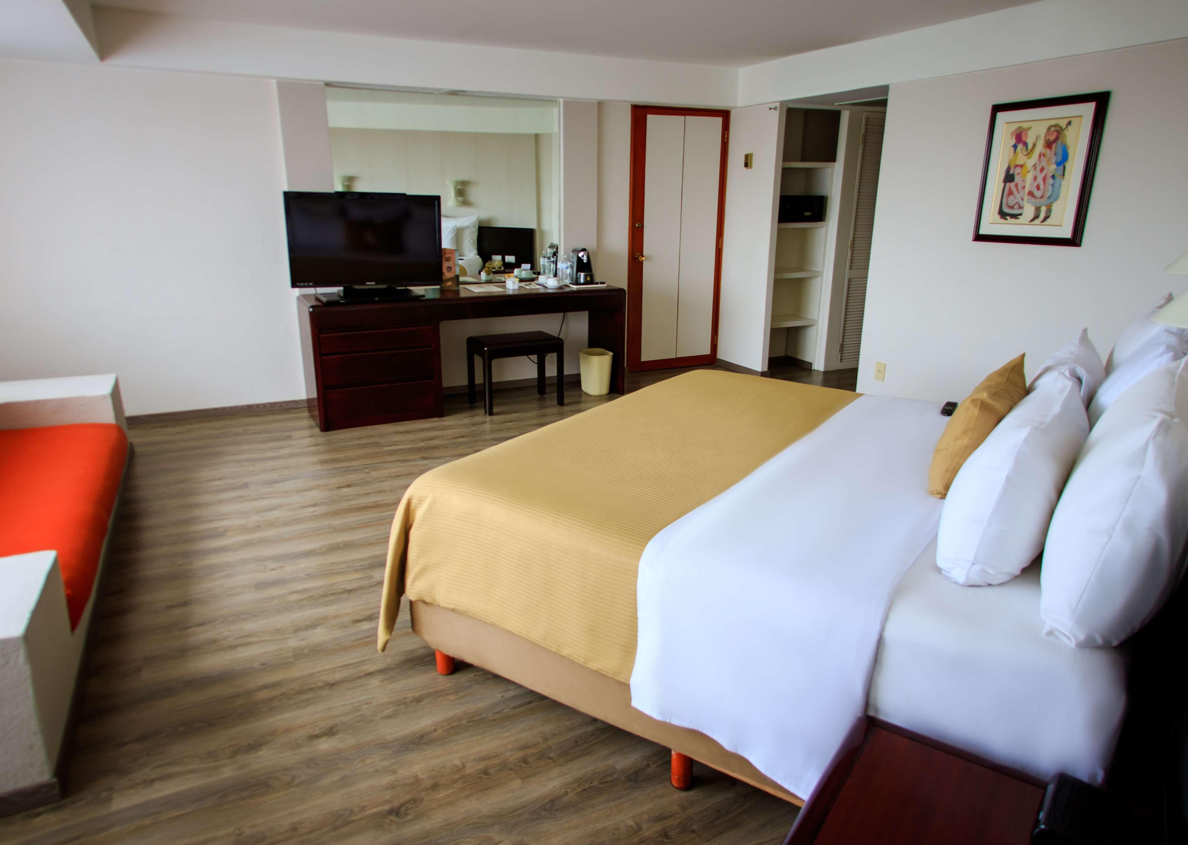 Grand Cantalagua Hotel Morelia, BW Signature Collection Bagian luar foto A room at the hotel