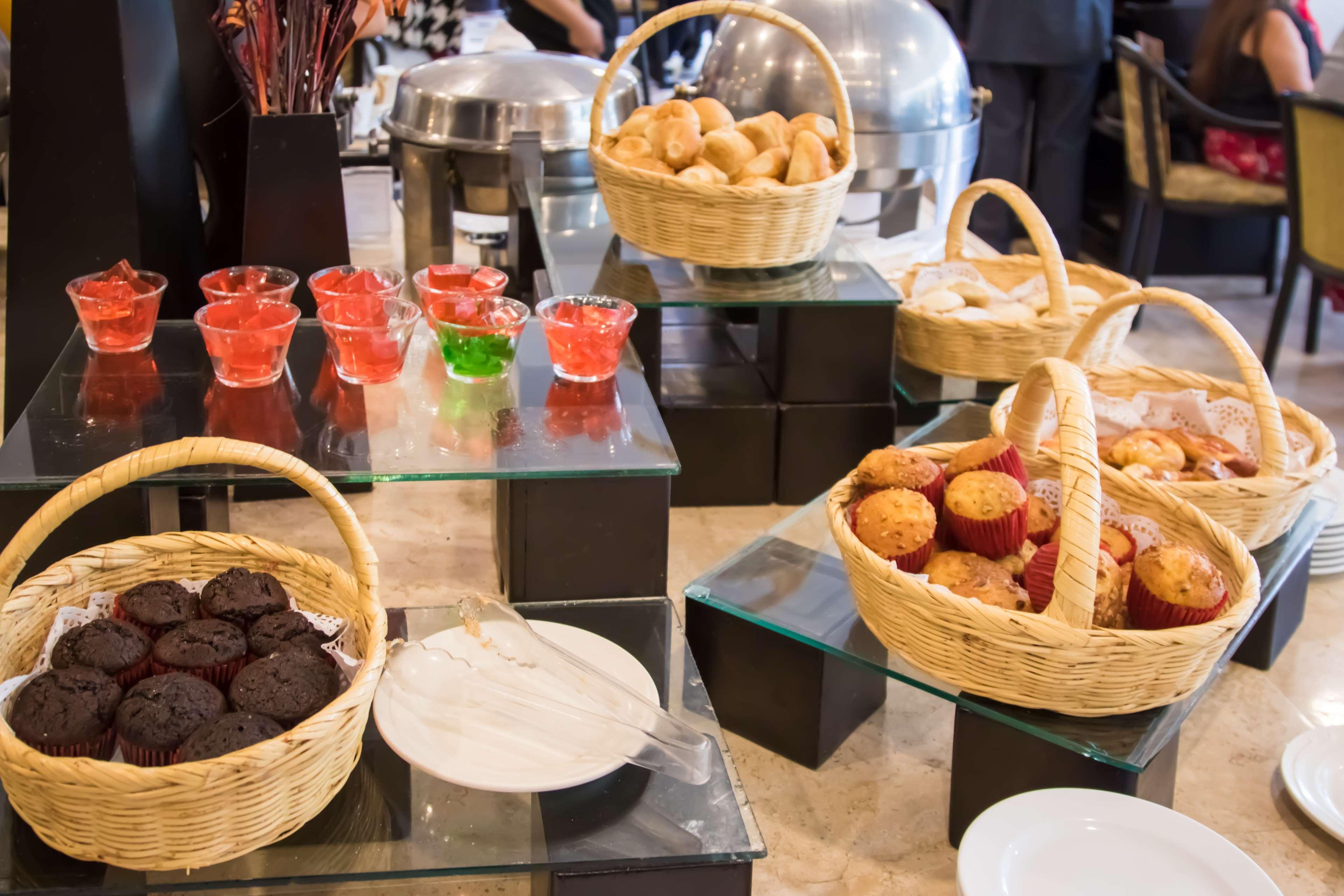 Grand Cantalagua Hotel Morelia, BW Signature Collection Bagian luar foto A dessert buffet