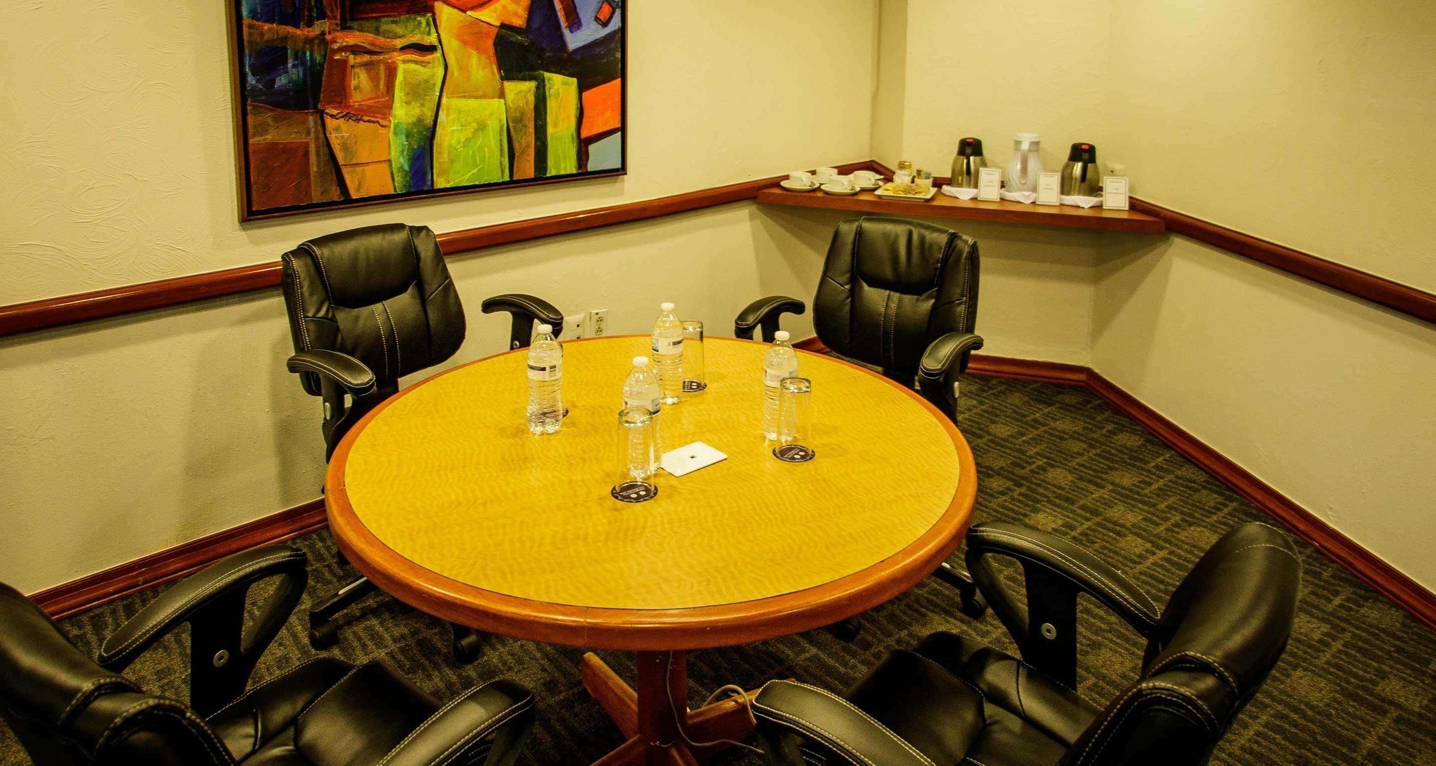 Grand Cantalagua Hotel Morelia, BW Signature Collection Bagian luar foto A round table