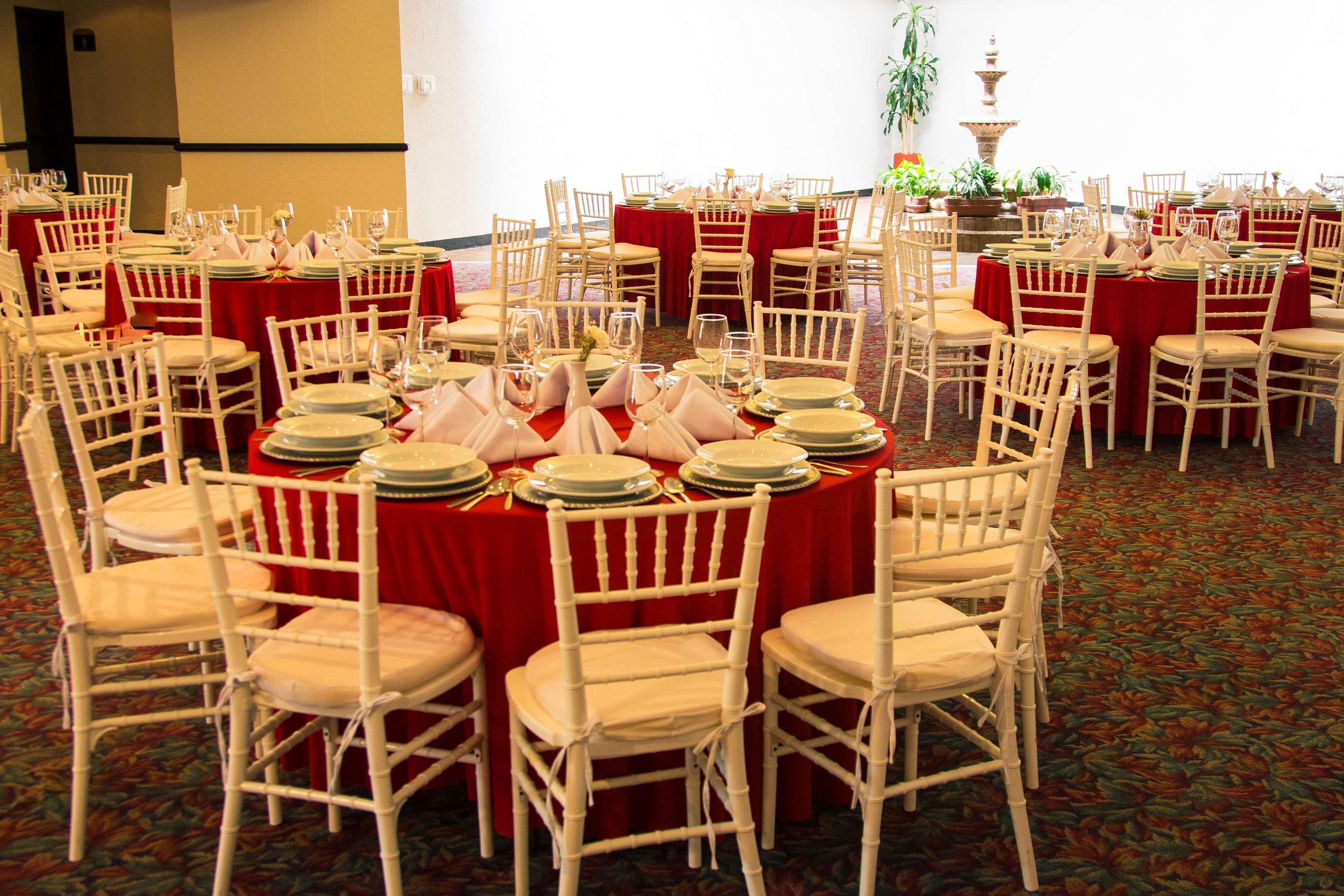Grand Cantalagua Hotel Morelia, BW Signature Collection Bagian luar foto Chivary chairs