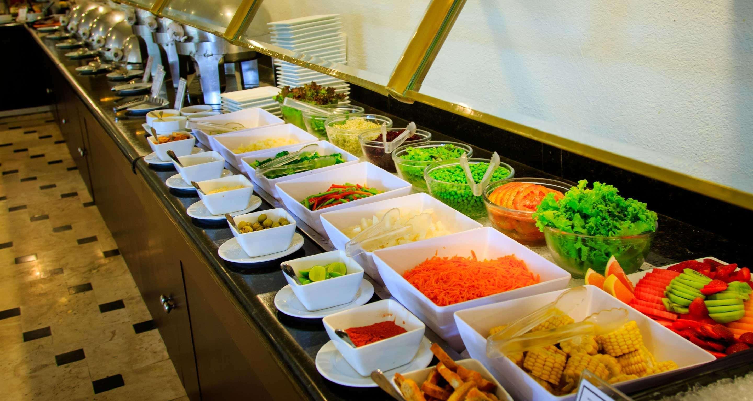 Grand Cantalagua Hotel Morelia, BW Signature Collection Bagian luar foto A salad bar