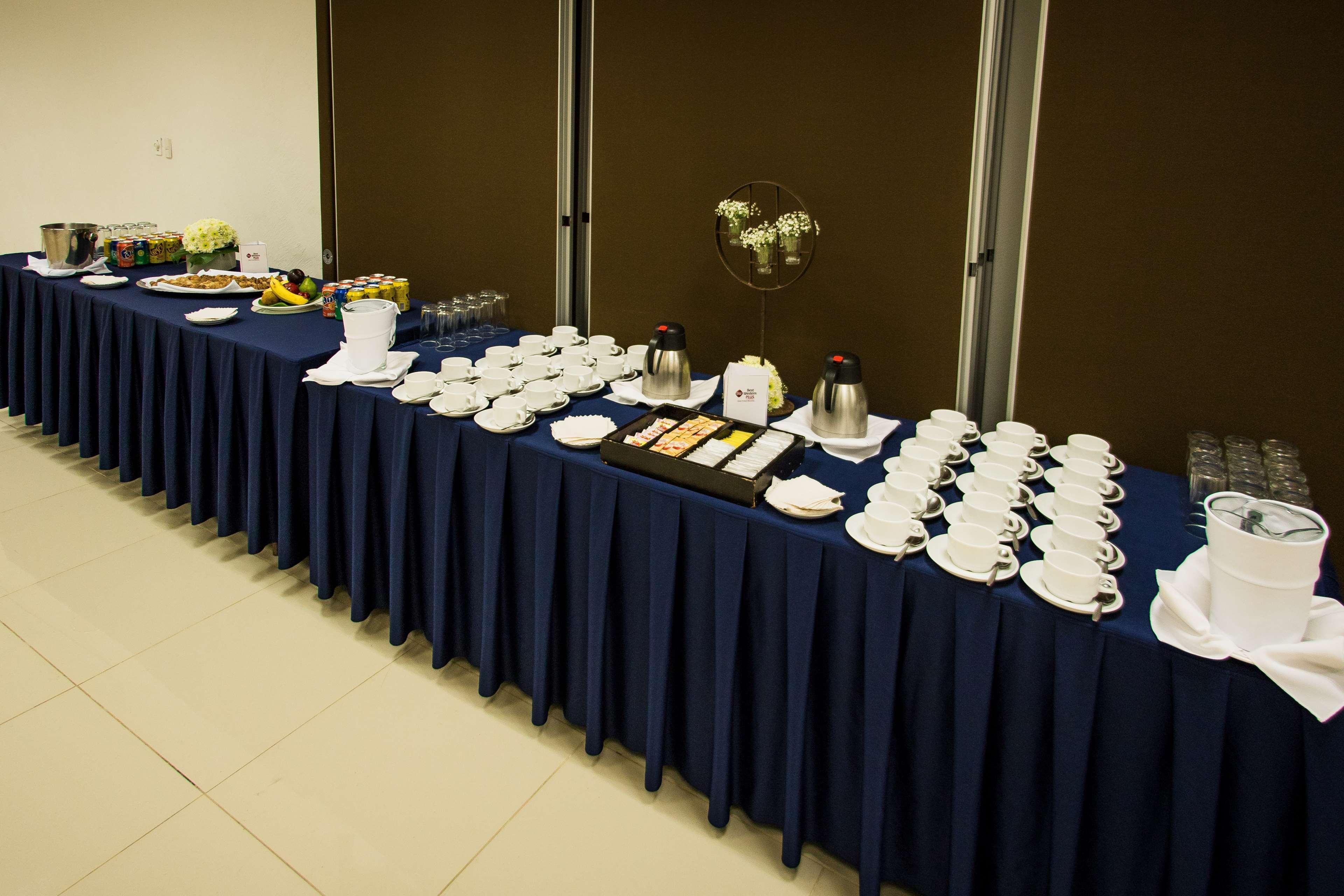 Grand Cantalagua Hotel Morelia, BW Signature Collection Bagian luar foto A buffet table
