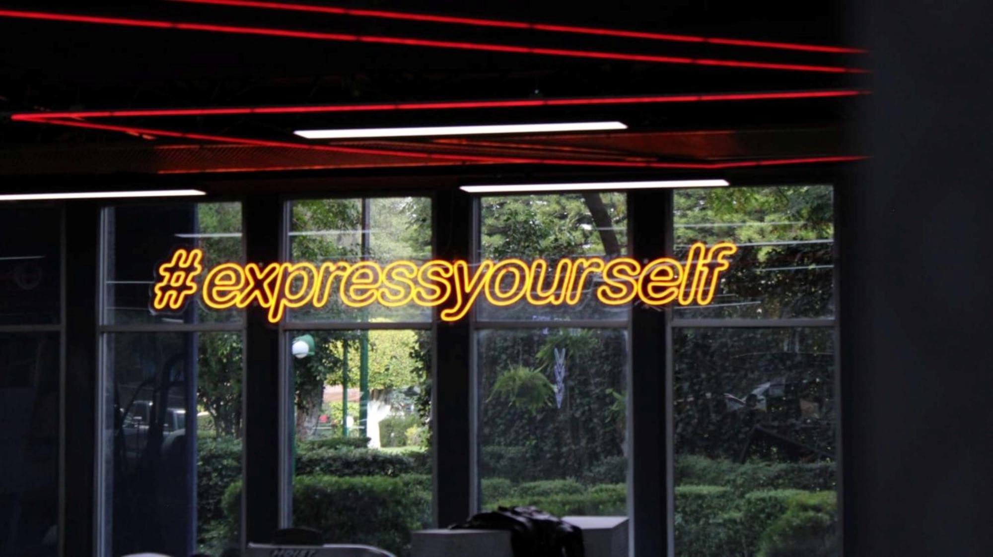 Grand Cantalagua Hotel Morelia, BW Signature Collection Bagian luar foto #expressyourself neon sign at the 2013 MTV Video Music Awards