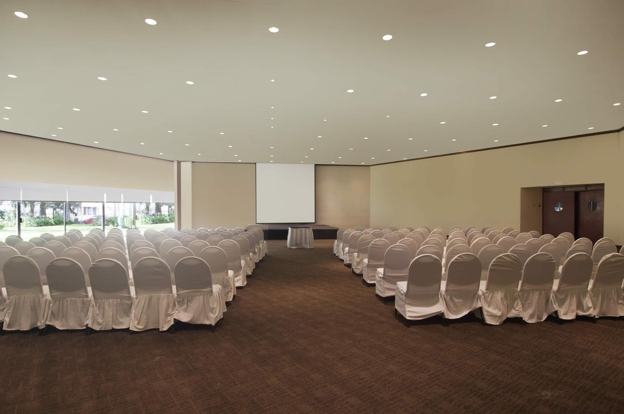 Grand Cantalagua Hotel Morelia, BW Signature Collection Bagian luar foto A meeting room at the hotel