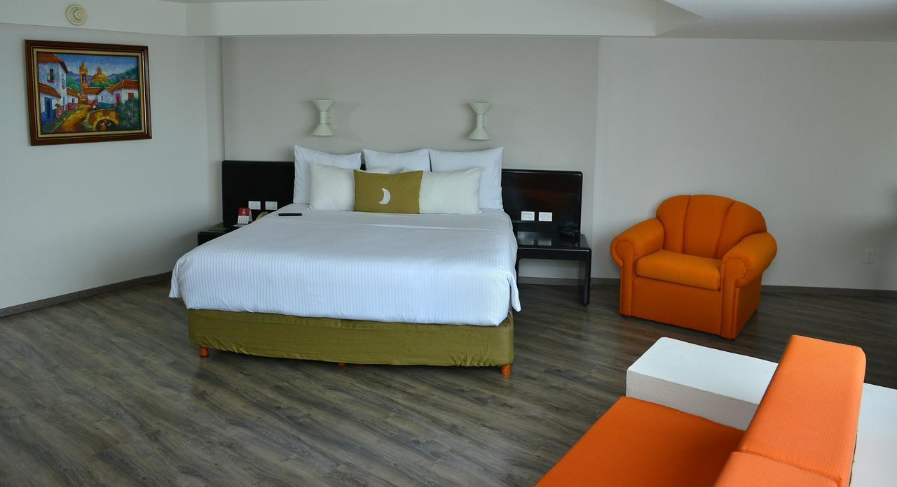 Grand Cantalagua Hotel Morelia, BW Signature Collection Bagian luar foto A room at the hotel