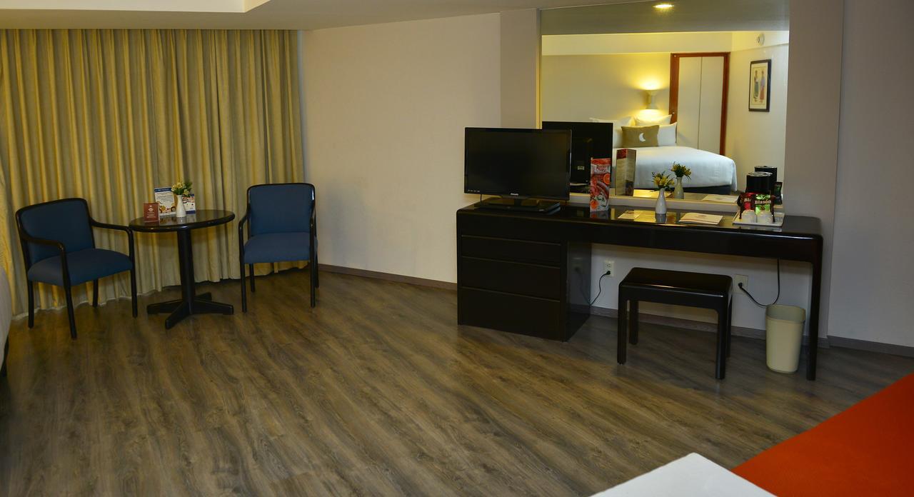 Grand Cantalagua Hotel Morelia, BW Signature Collection Bagian luar foto A room at the hotel